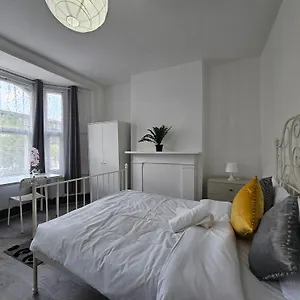 https://family-room-near-queen-mary-college.brighton-hotels-england.com
